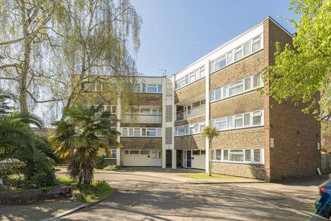 undefined, Avenue Road, Hampton TW12