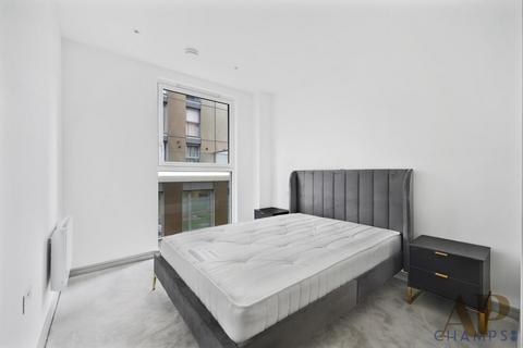 2 bedroom flat to rent, Lily House, TW18