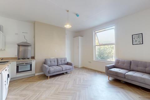 4 bedroom flat to rent, Moorland Avenue, Leeds LS6