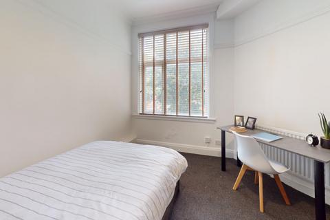 3 bedroom flat to rent, St Michaels Crescent, Leeds LS6