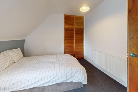 3 bedroom flat to rent, St Michaels Crescent, Leeds LS6