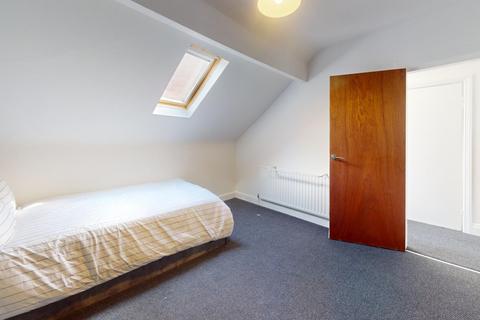 3 bedroom flat to rent, St Michaels Crescent, Leeds LS6