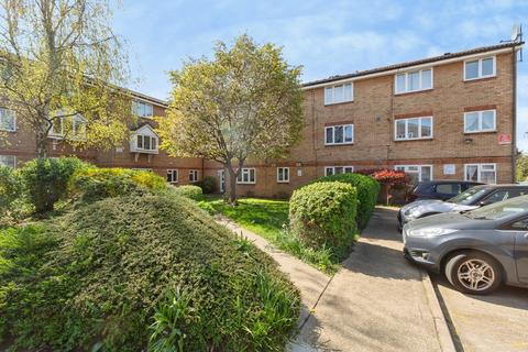 1 bedroom flat for sale, Thant Close, London, E10