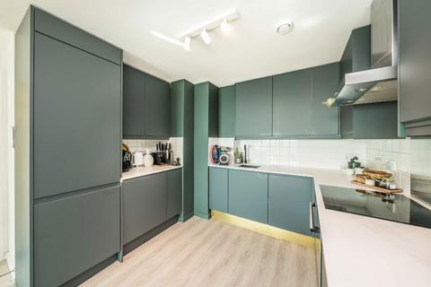 2 bedroom flat for sale, Admiral House, London SW8