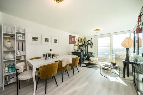 2 bedroom flat for sale, Admiral House, London SW8