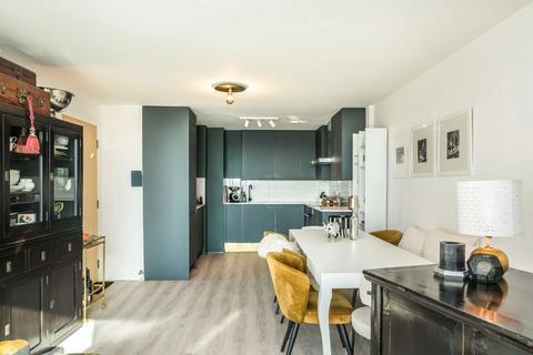 2 bedroom flat for sale, Admiral House, London SW8