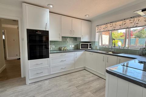 4 bedroom bungalow for sale, Woolsbridge Road, Ashley Heath, BH24 2LZ