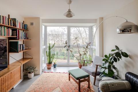 2 bedroom maisonette for sale, Heath Court, London E11