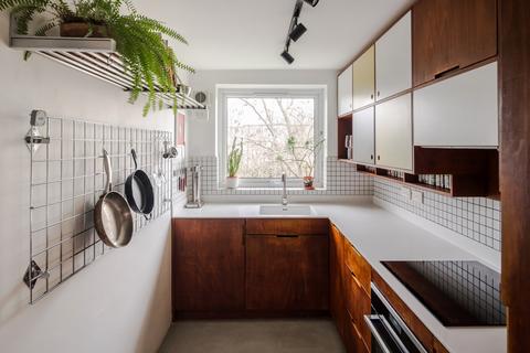 2 bedroom maisonette for sale, Heath Court, London E11