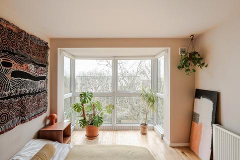 2 bedroom maisonette for sale, Heath Court, London E11