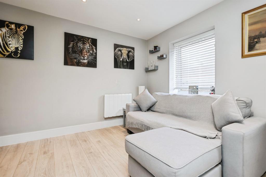 Apartment in Sutton Coldfield, Maney - View 3