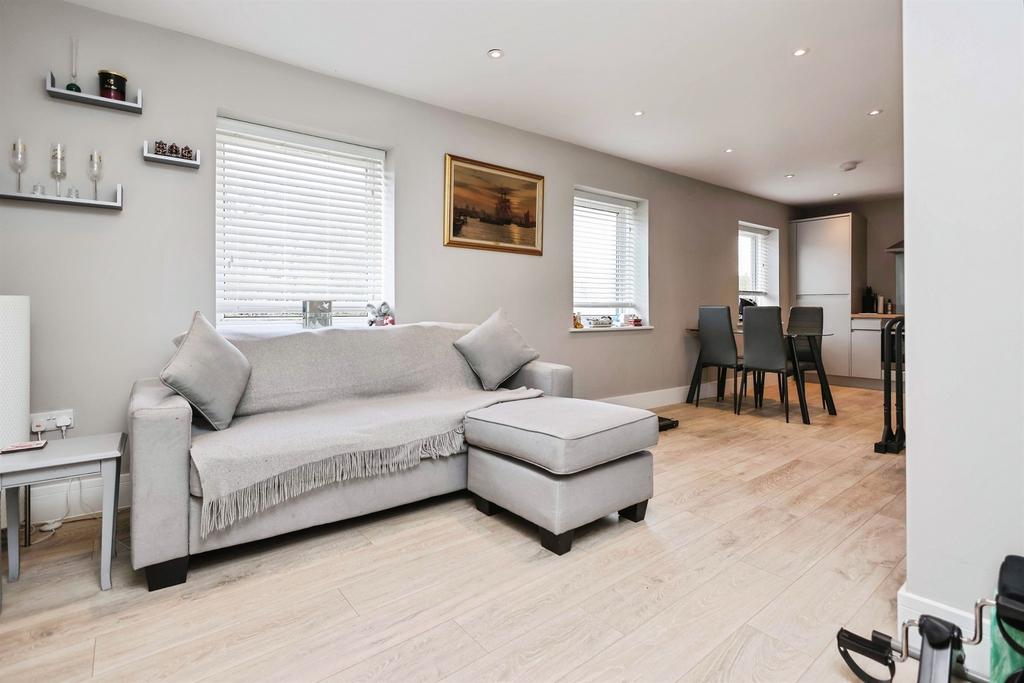 Apartment in Sutton Coldfield, Maney - View 4