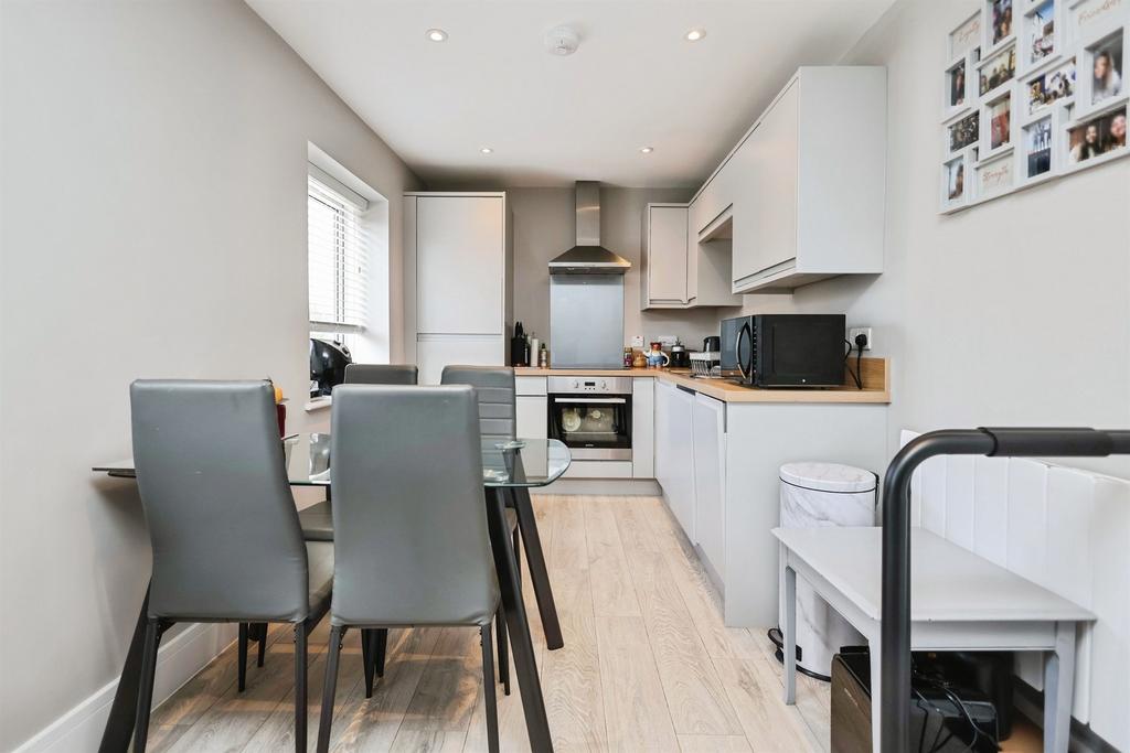 Apartment in Sutton Coldfield, Maney - More