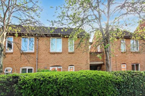 Studio to rent, Langstone Court, Aylesbury