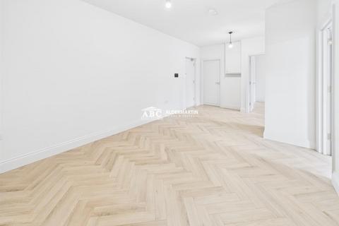 2 bedroom apartment to rent, High Street, Edgware