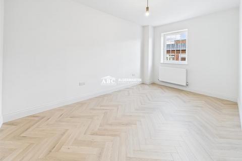 2 bedroom apartment to rent, High Street, Edgware