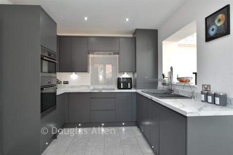 3 bedroom semi-detached house for sale, Maple Lane, Wickford SS11