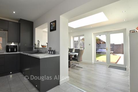 3 bedroom semi-detached house for sale, Maple Lane, Wickford SS11
