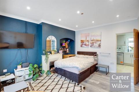 2 bedroom end of terrace house to rent, Bonham Road, Essex