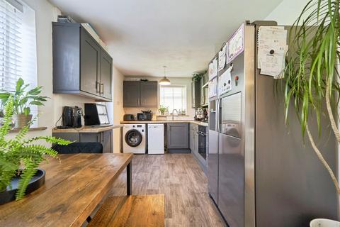 3 bedroom semi-detached house for sale, Queensway, Yeadon, LEEDS