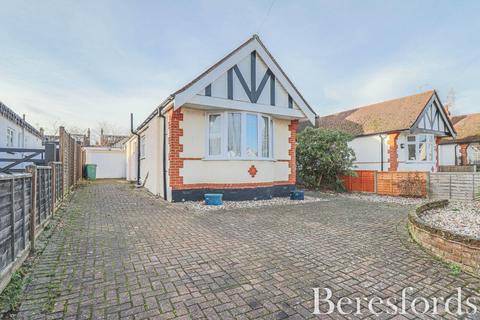 2 bedroom bungalow to rent, Oakroyd Avenue, CM6