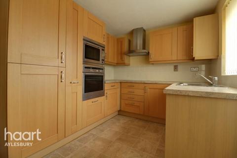 2 bedroom end of terrace house to rent, Hillington Close, Aylesbury