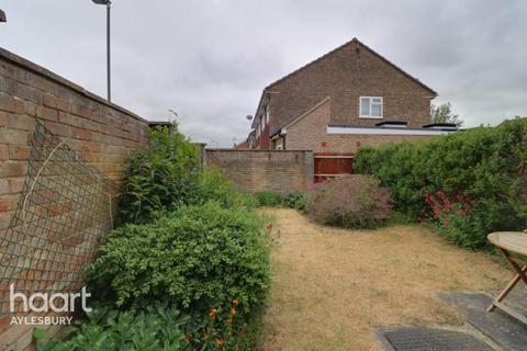2 bedroom end of terrace house to rent, Hillington Close, Aylesbury