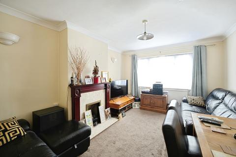 2 bedroom maisonette for sale, Chelmsford Avenue, Romford, RM5