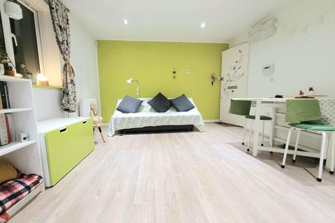 Studio to rent, King Georges Avenue, Watford, WD18