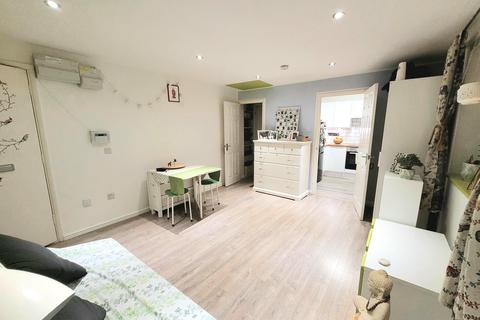 Studio to rent, King Georges Avenue, Watford, WD18