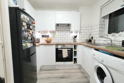 Studio to rent, King Georges Avenue, Watford, WD18