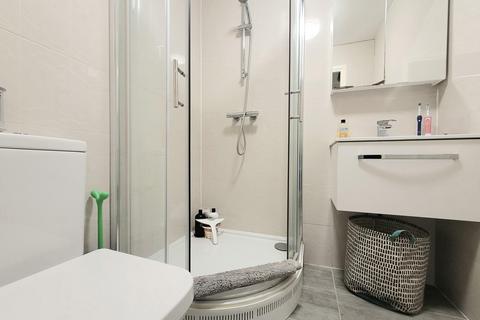 Studio to rent, King Georges Avenue, Watford, WD18