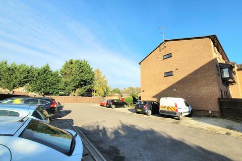 Studio to rent, King Georges Avenue, Watford, WD18