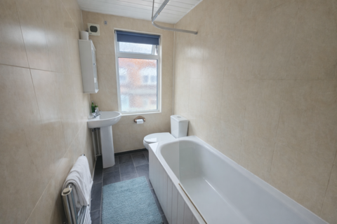 6 bedroom house to rent, Manor Drive, Leeds