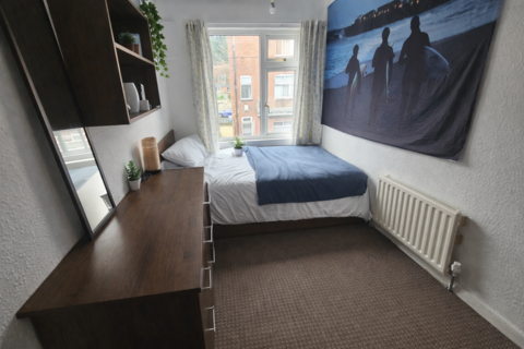 6 bedroom house to rent, Manor Drive, Leeds