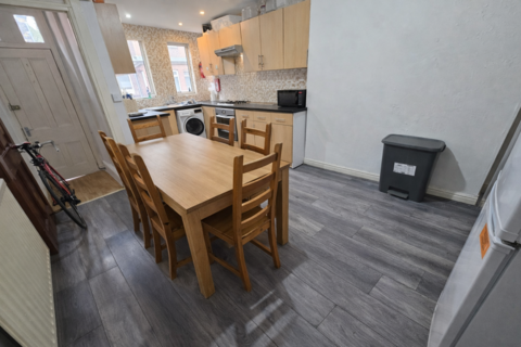 5 bedroom house to rent, Manor Drive, Leeds