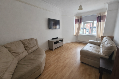 5 bedroom house to rent, Manor Drive, Leeds