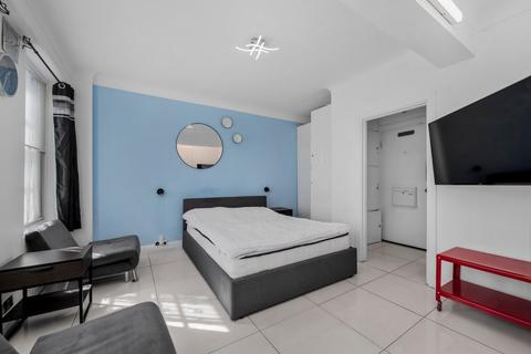 Studio to rent, Stourcliffe Street, London