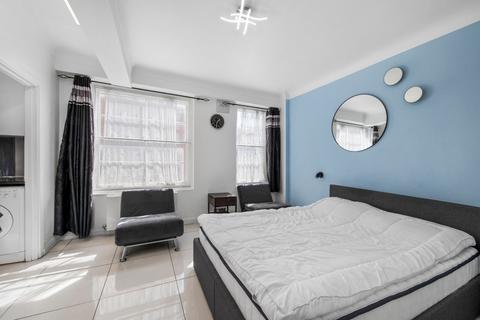 Studio to rent, Stourcliffe Street, London