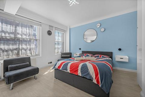 Studio to rent, Stourcliffe Street, London