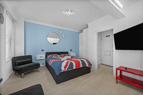Studio to rent, Stourcliffe Street, London