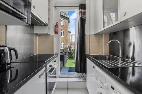 Studio to rent, Stourcliffe Street, London