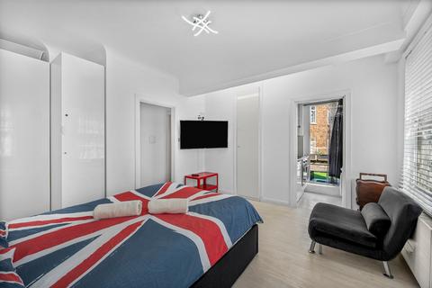 Studio to rent, Stourcliffe Street, London