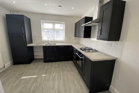 2 bedroom semi-detached house to rent, Manser Road, Rainham RM13