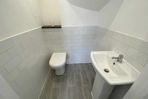 2 bedroom semi-detached house to rent, Manser Road, Rainham RM13
