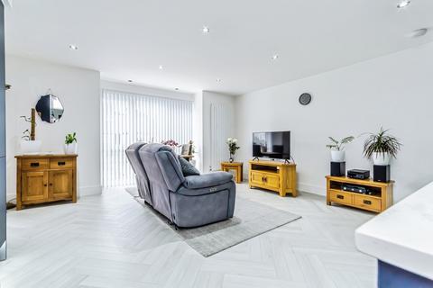 2 bedroom flat for sale, Lynne Close, South Croydon, CR2
