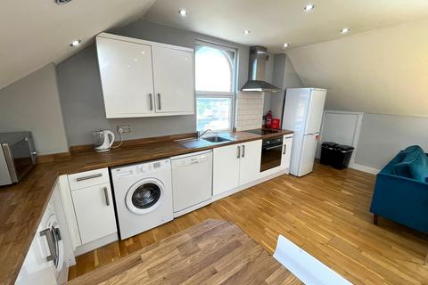 1 bedroom in a flat share to rent, The Hollies, Third Avenue, Nottingham NG7