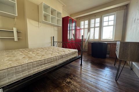 1 bedroom in a flat share to rent, Lowden Road, SE24