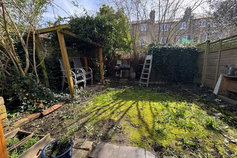 1 bedroom in a flat share to rent, Lowden Road, SE24