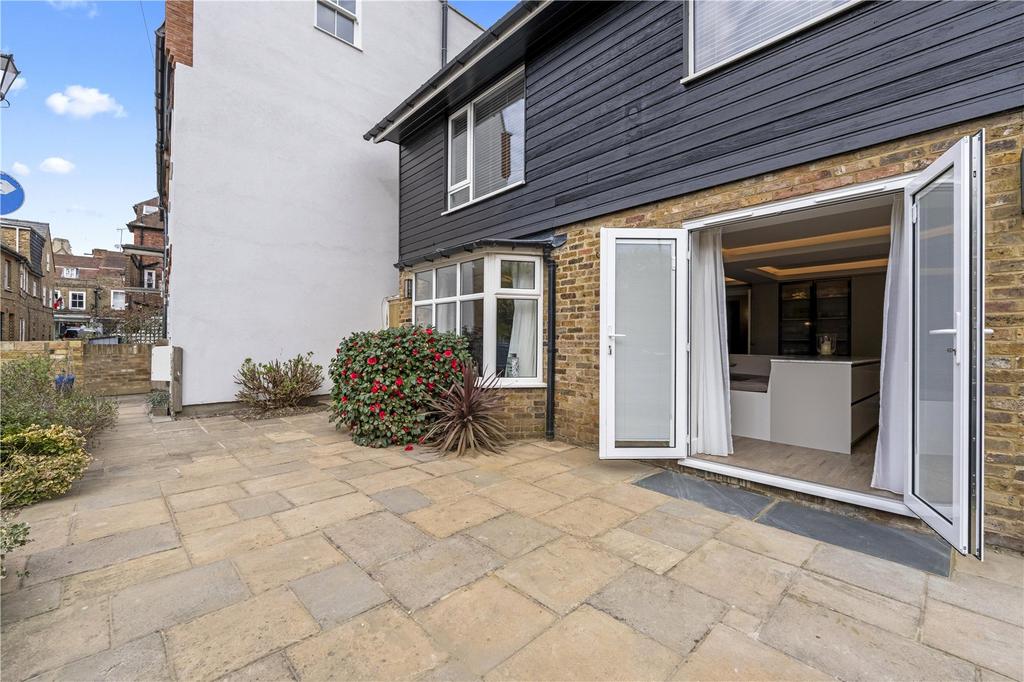 Patio/Front Garden